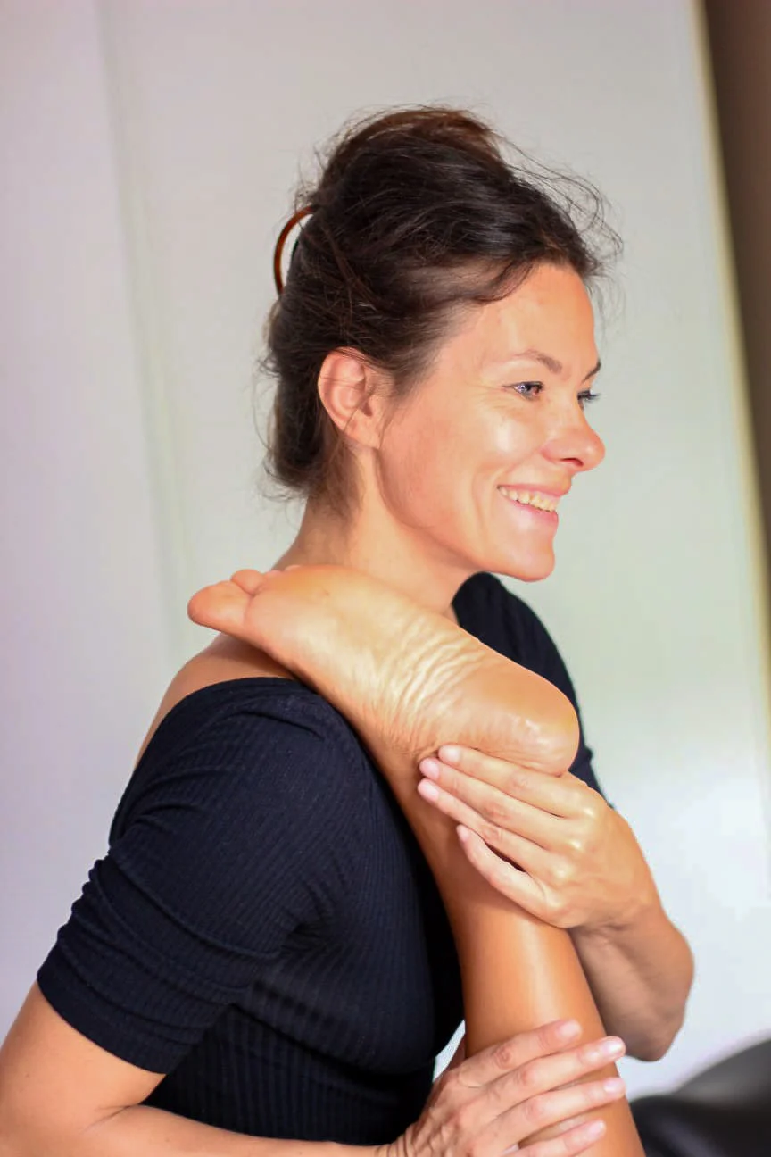 Laure B. masseuse à Marseille en noir massage mollet