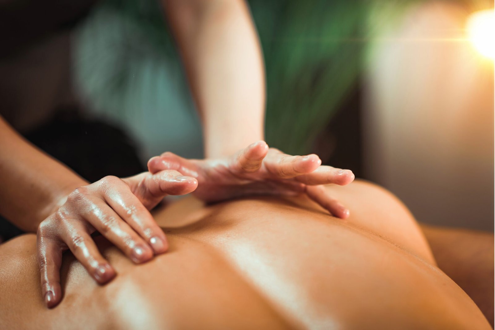 Massage du dos pour homme à deux mains à Marseille