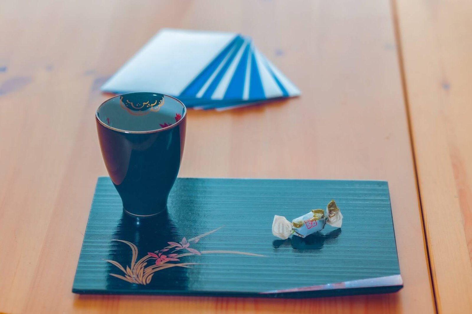 Tasse d'infusion japonaise avant massage méditation à Marseille