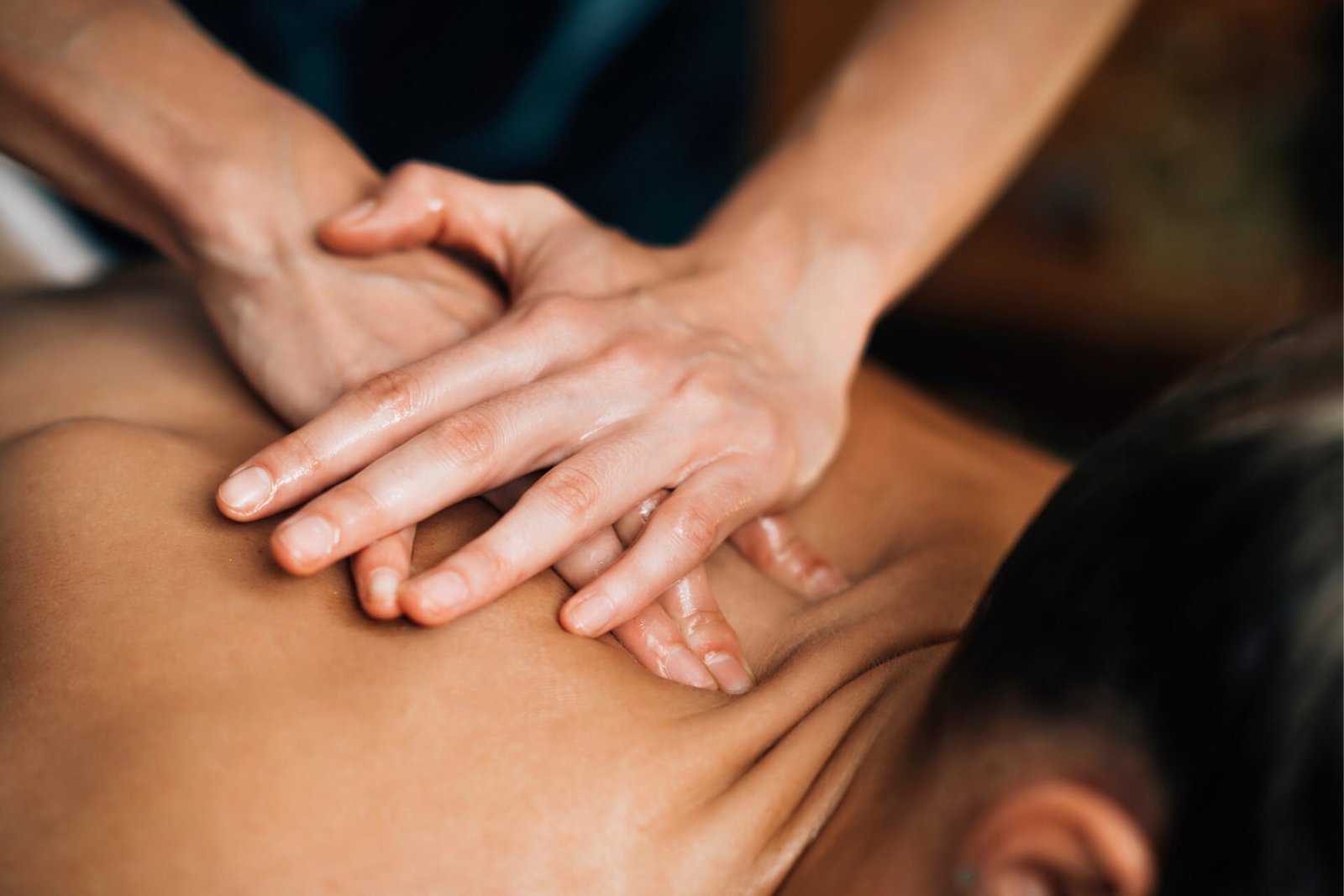 Massage du haut du dos pour femme
